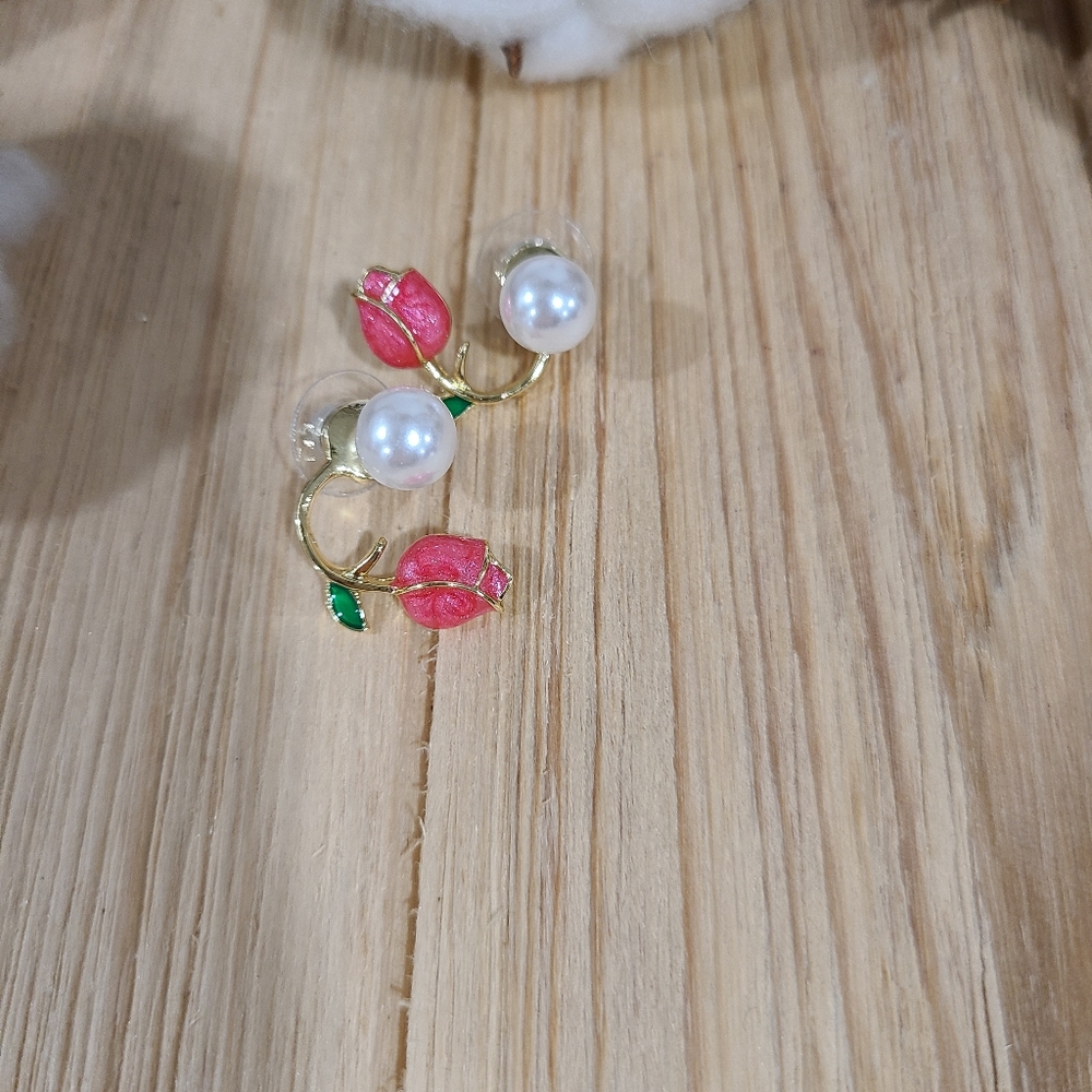 🌷⚘️NEW🌷⚘️BEAUTIFUL!! Tulip and Faux Pearl Earrings in GOLD 🌷⚘️ - Picture 9 of 16